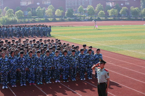 我校举行2014级新生军训会操表演暨表彰大会116.jpg